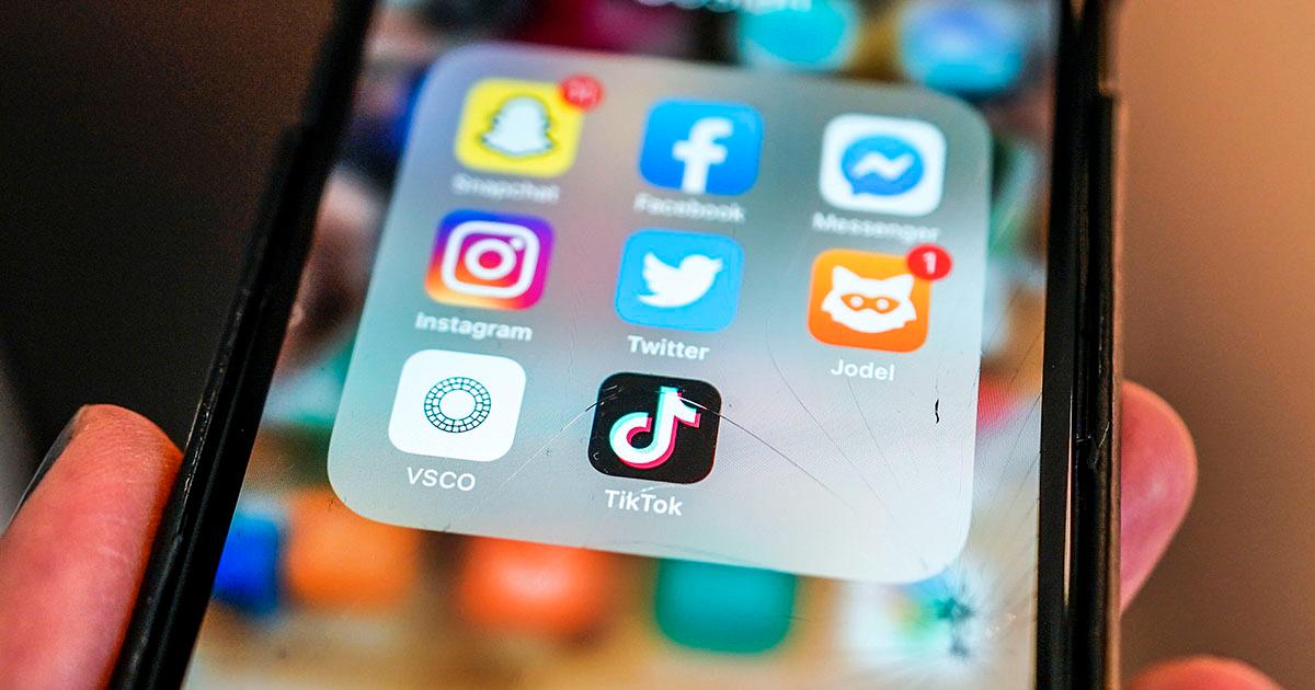 ”Sociala plattformar är de kanaler som flest människor använder oftast som informationskälla och de är nu så tätt sammankopplade med desinformation att begreppen börjat växa ihop”, skriver Mattias Beijmo.