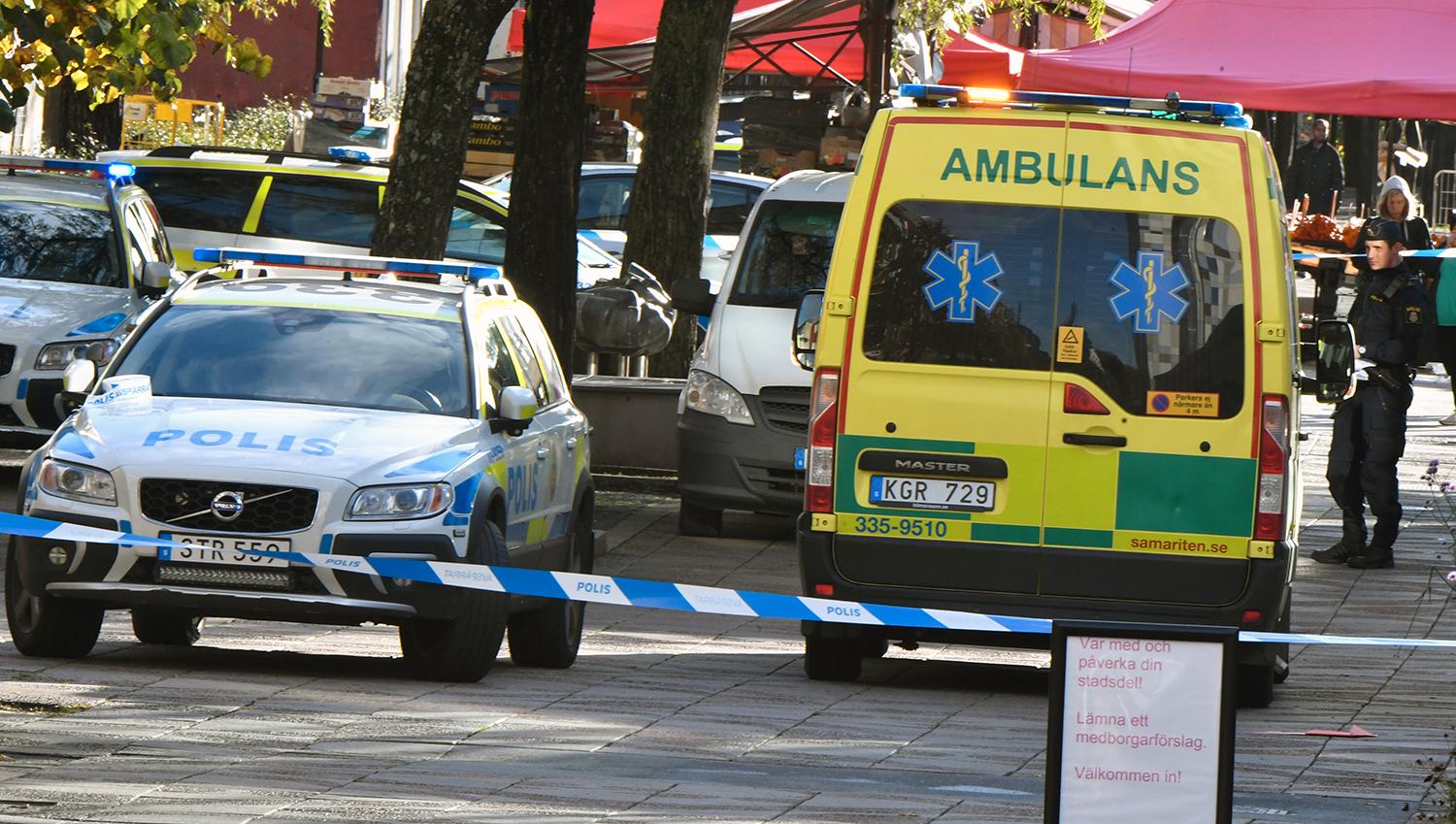 Polis och ambulans på plats efter mordet i Tensta den 5 oktober.