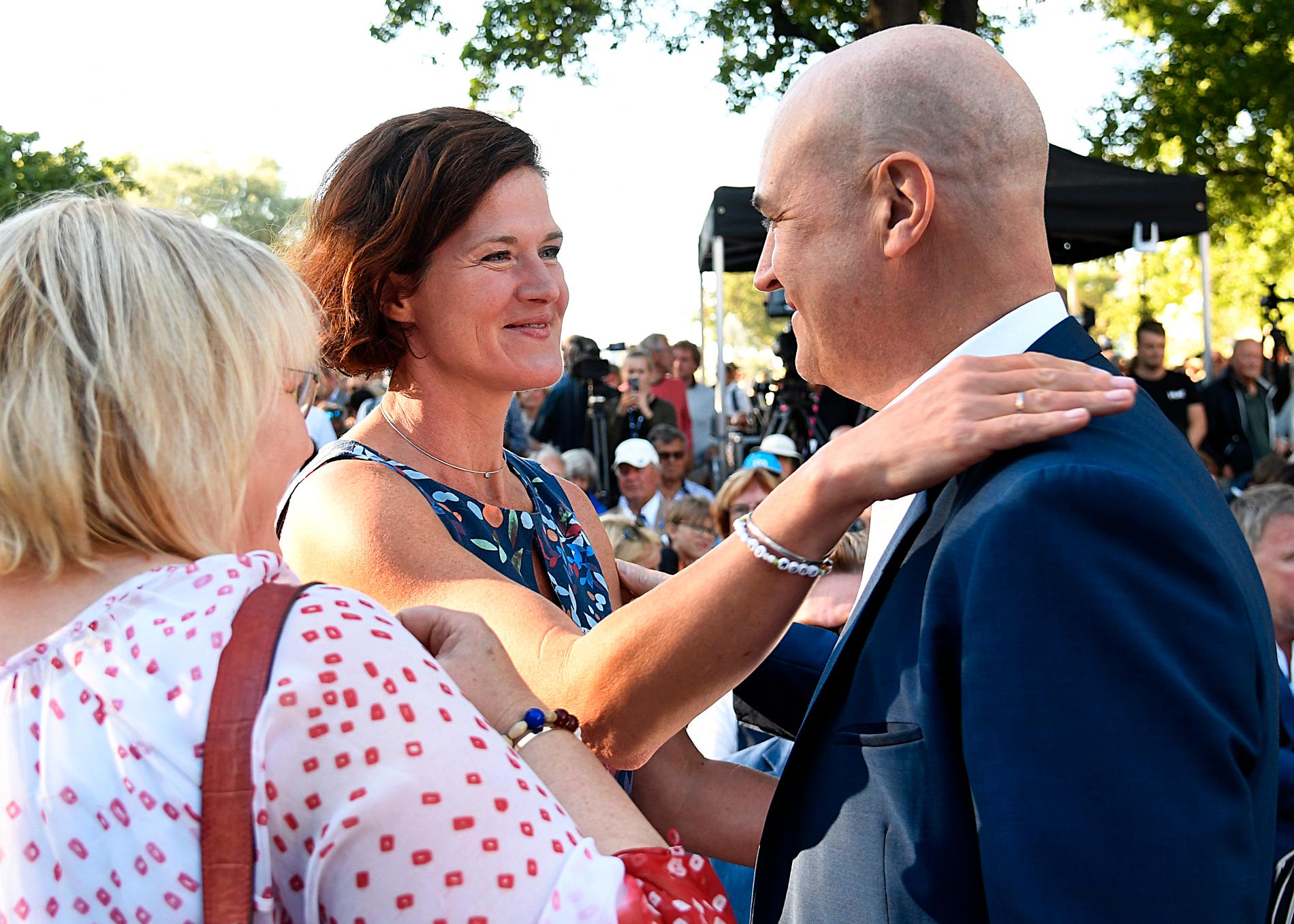 Två tidigare partiledare hälsar på varandra – Anna Kinberg Batra och Fredrik Reinfeldt.