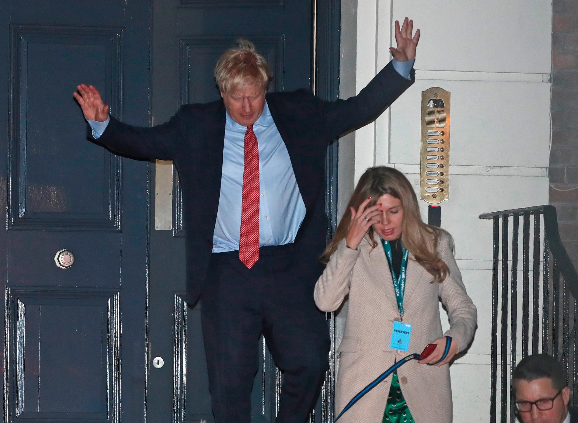 Boris Johnson på väg ut ut Downing Street 10.