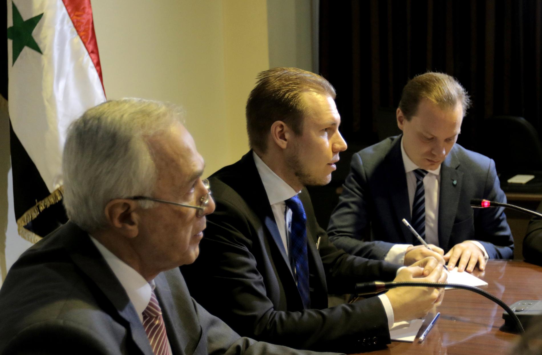 Markus Wiechel (SD) och Martin Kinnunen (SD) och Butrous Merjani på mötet i syriska parlamentet på tisdagen. 