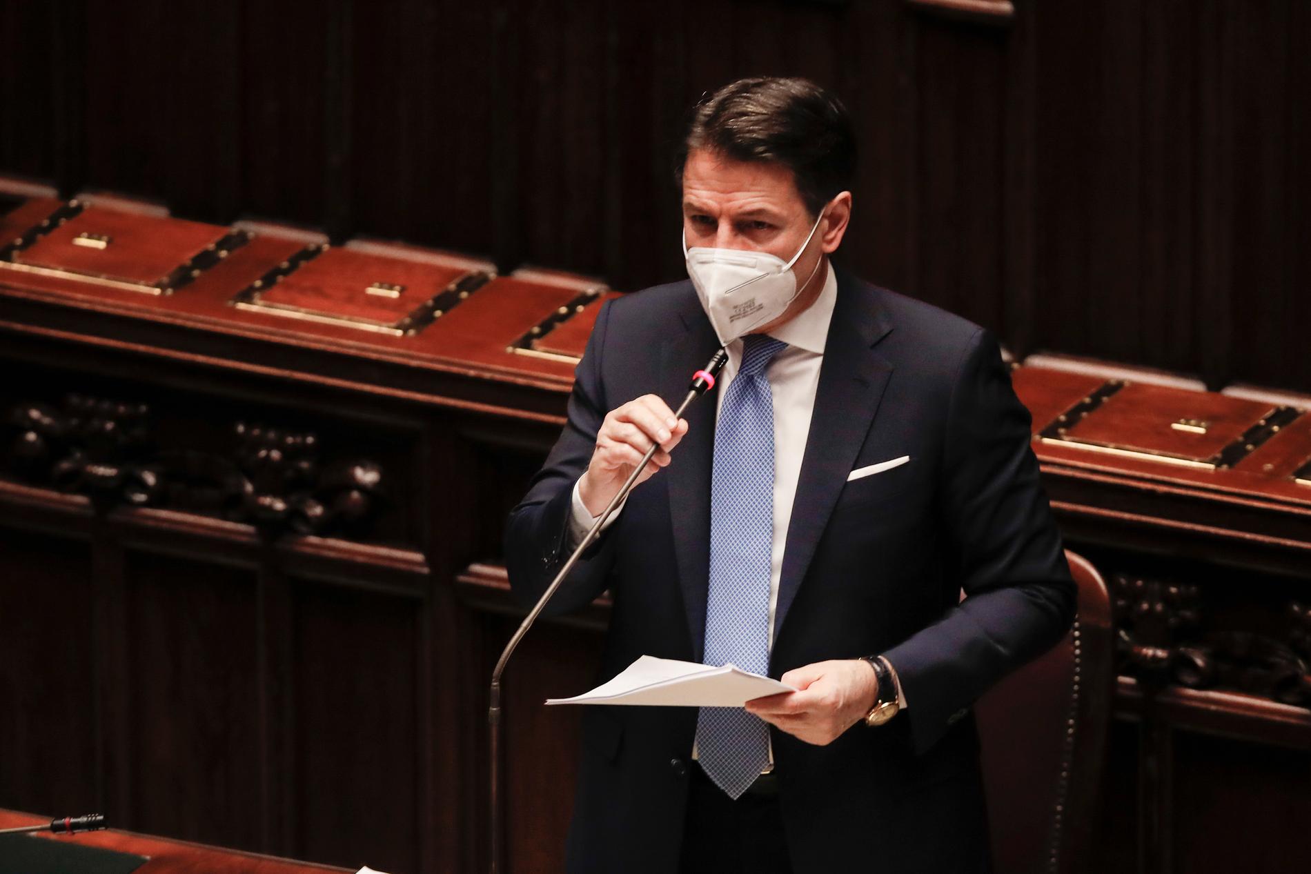 Italiens premiärminister Giuseppe Conte försvarar regeringens politik i parlamentet.
