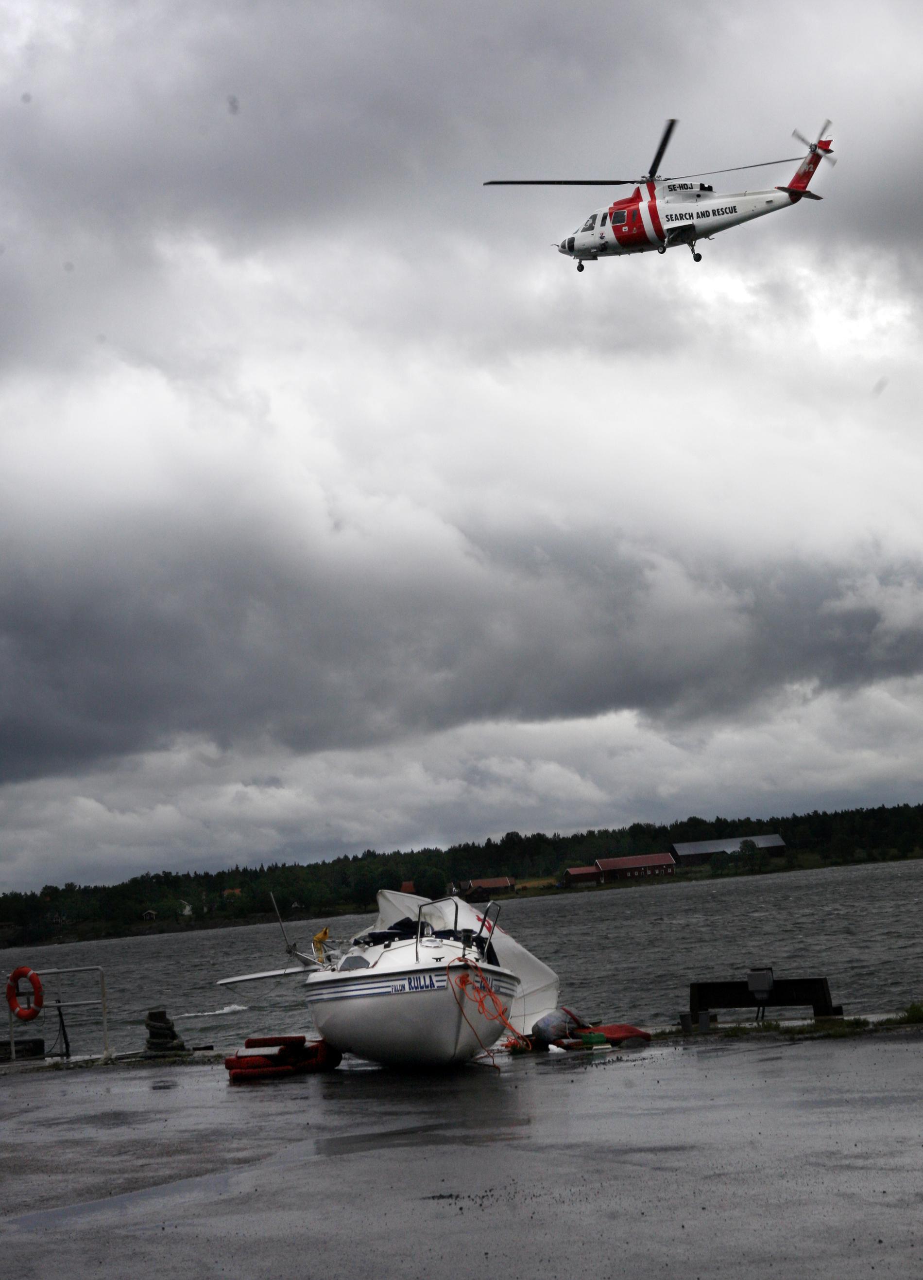 På land Räddningsarbetet pågick hela dagen. Man misstänkte att en tredje person var ombord på olycksbåten, men de två männen hade varit ensamma.