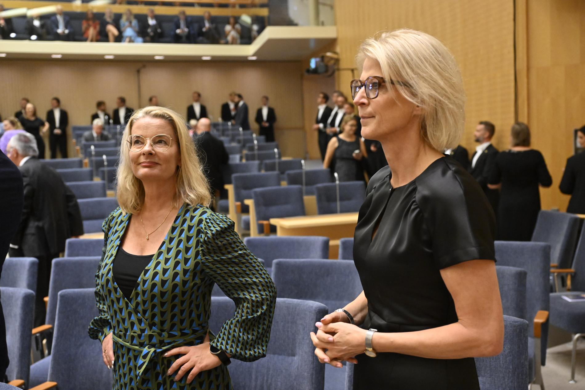 Skolminister Lotta Edholm vill ha regler för hur mycket lärare ska undervisa. Men det är finansminister Elisabeth Svantesson hon borde prata med.
