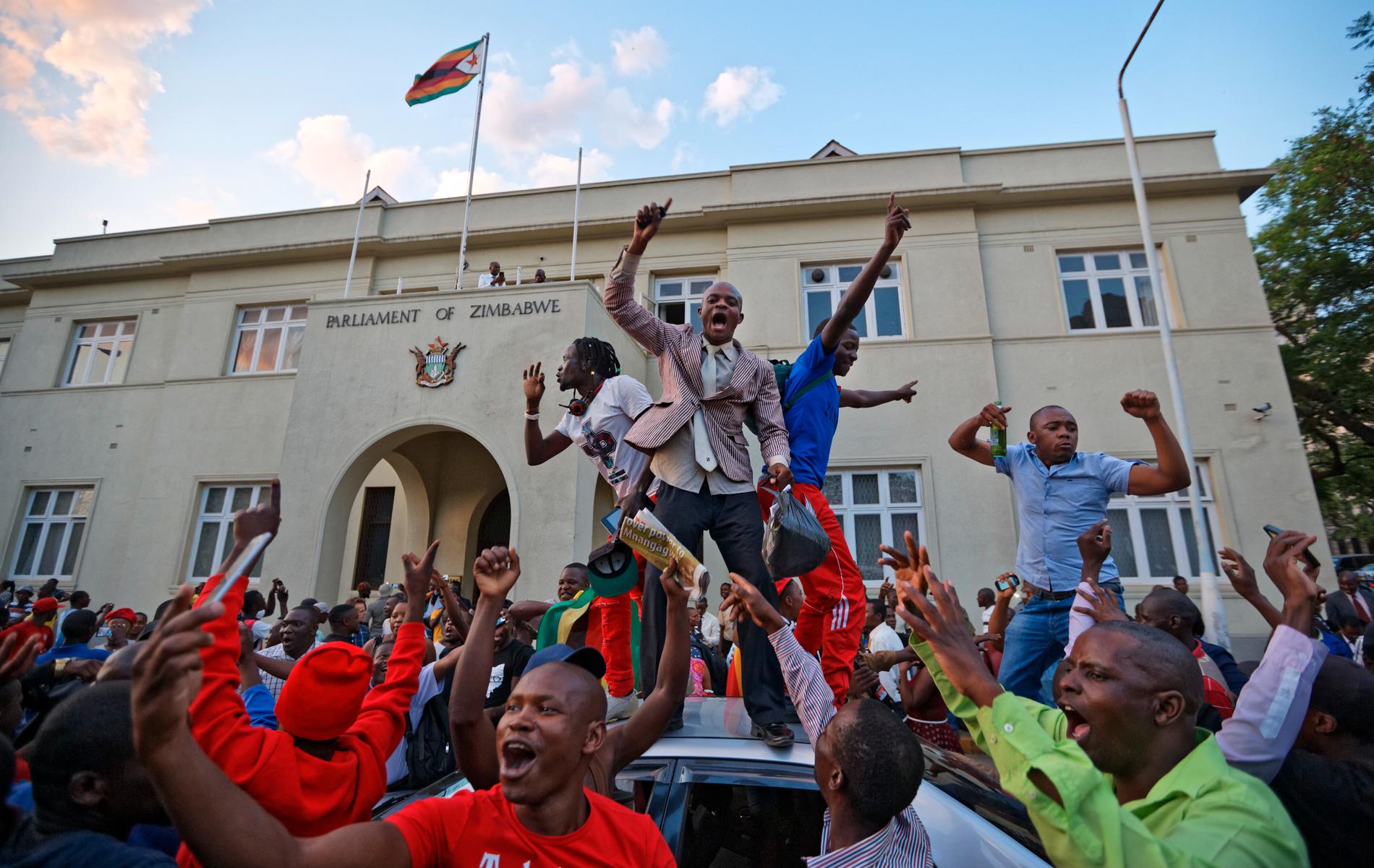 Jublande folkmassor i Harare efter beskedet om Robert Mugabes avgång.