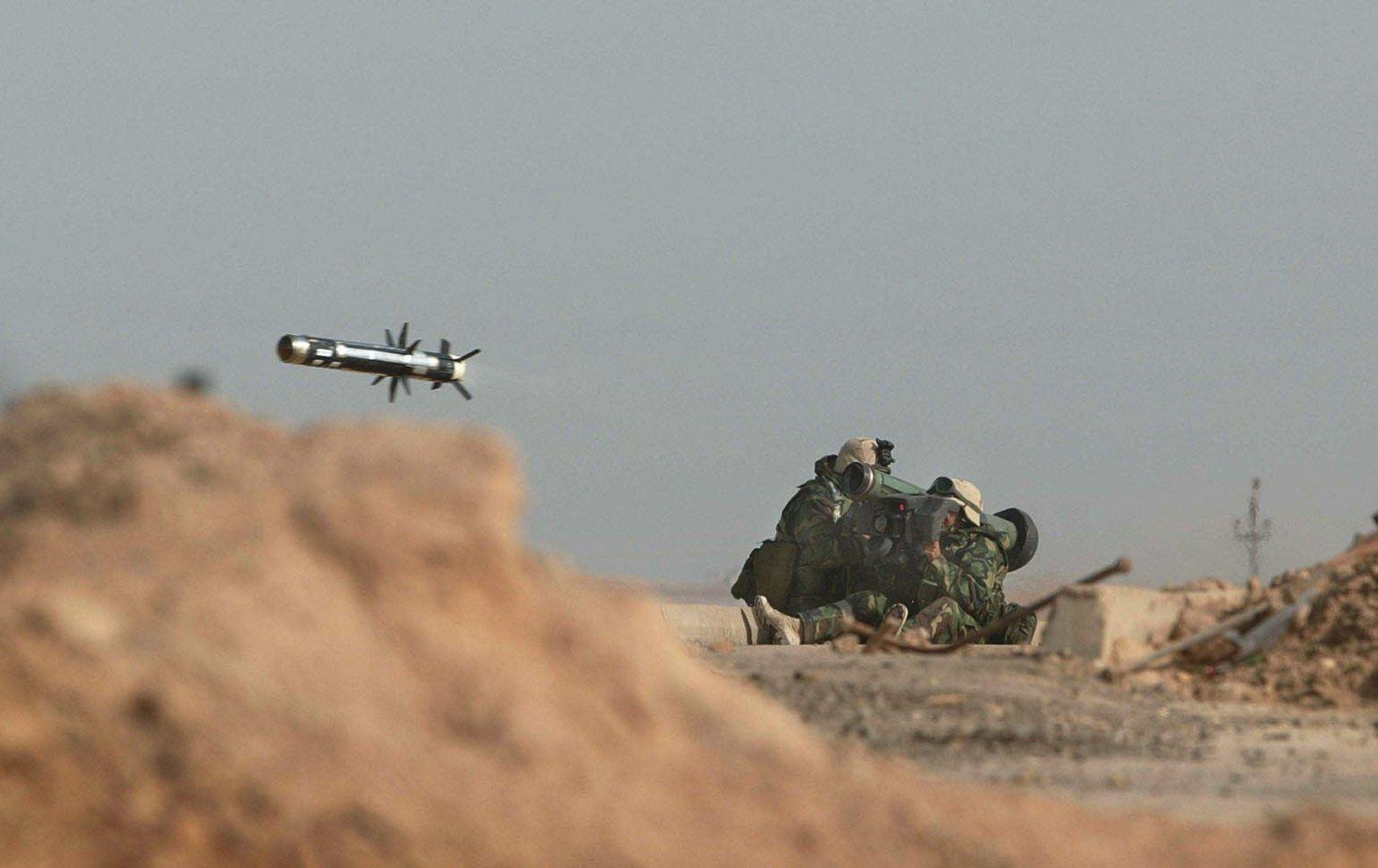 Javelinroboten mot stridsvagnar kan en soldat avfyra från axeln. Arkivbild.