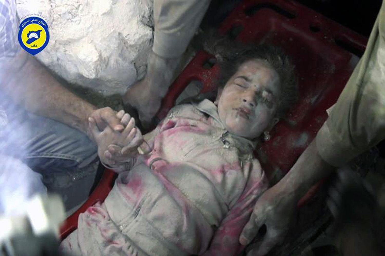Flickan på bilden heter Ghazal Akhtarini. Hon bor i Aleppo och är 5 år. På bara en vecka uppges enligt AP 100 barn ha dödats av Assad-regimens och Rysslands besinningslösa bombardemang. Men hon överlevde.