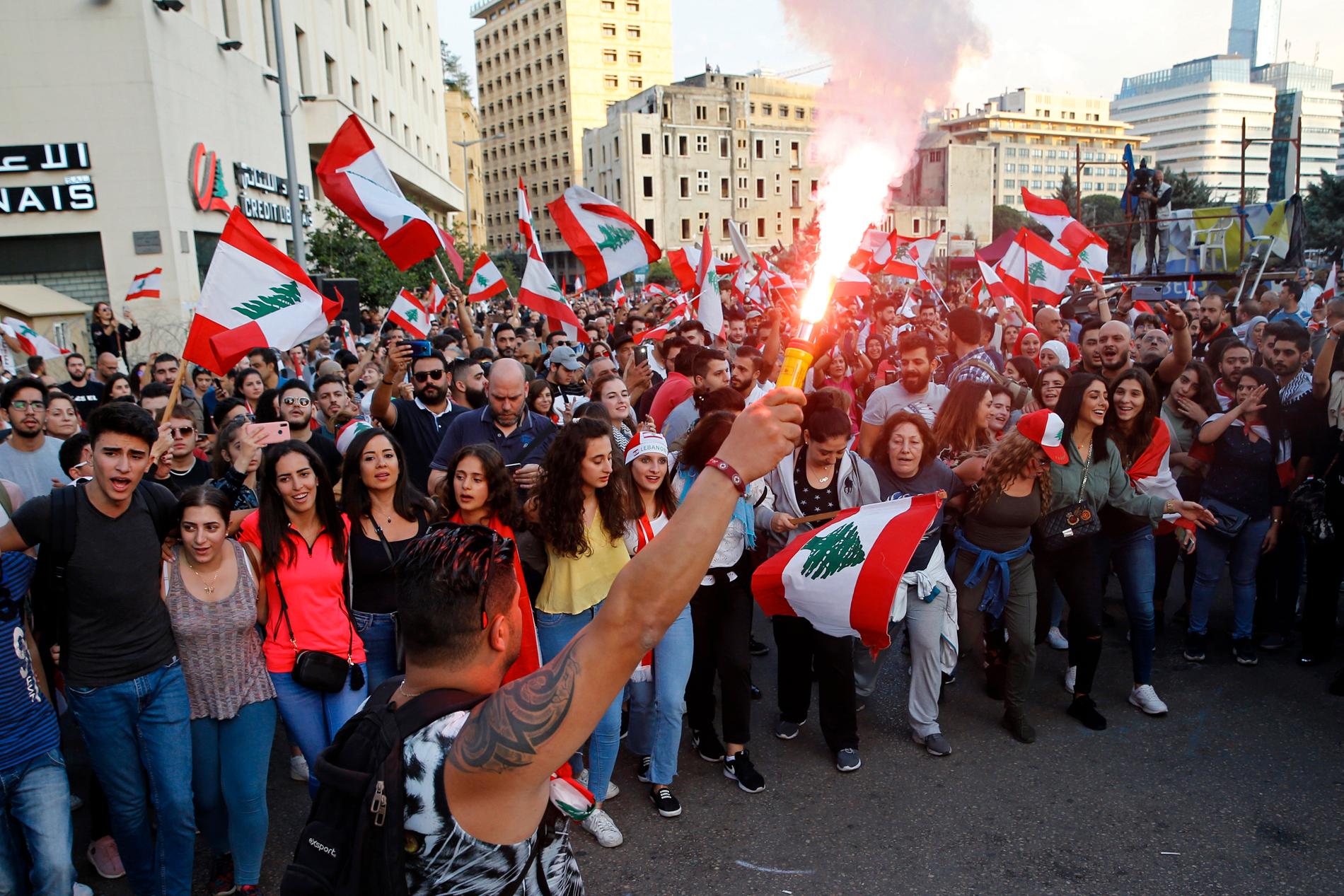 Demonstranter ropar regeringskritiska slagord i nya protester i Libanon på söndagen.
