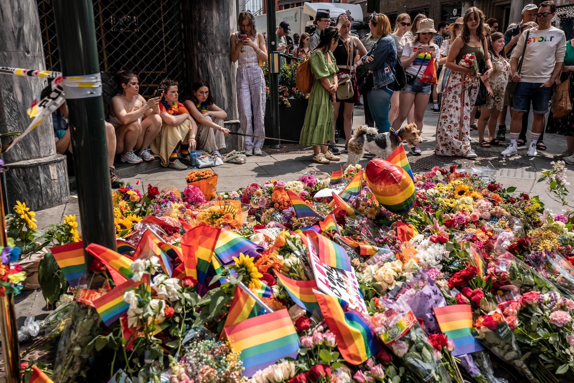 Sörjande har lagt blommor och prideflaggor på platsen där skjutningen ägde rum