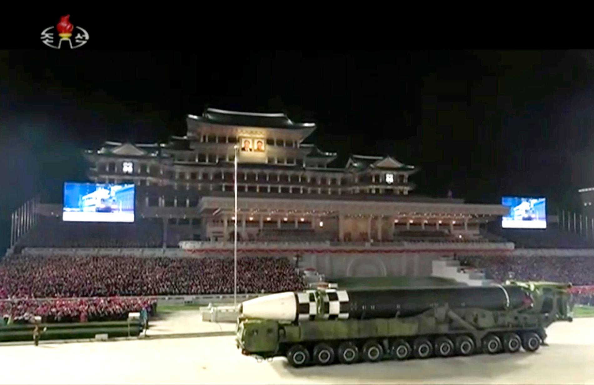 Nordkorea visar upp vad som tros vara en ny långdistansrobot under lördagens parad i Pyongyang.