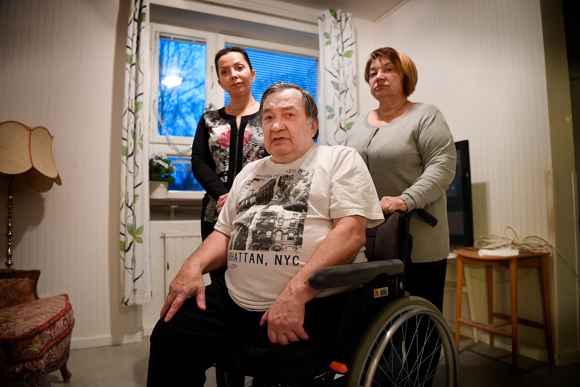 Ukrainske Viktor Kravchenko, 66, är förlamad och hjärtsjuk. Hans syster Valentinavisar svullnaden och såren på hans ena ben. ”Det var så här det började på hans vänstra ben. Det är risk att han kommer förlora det här benet också”.