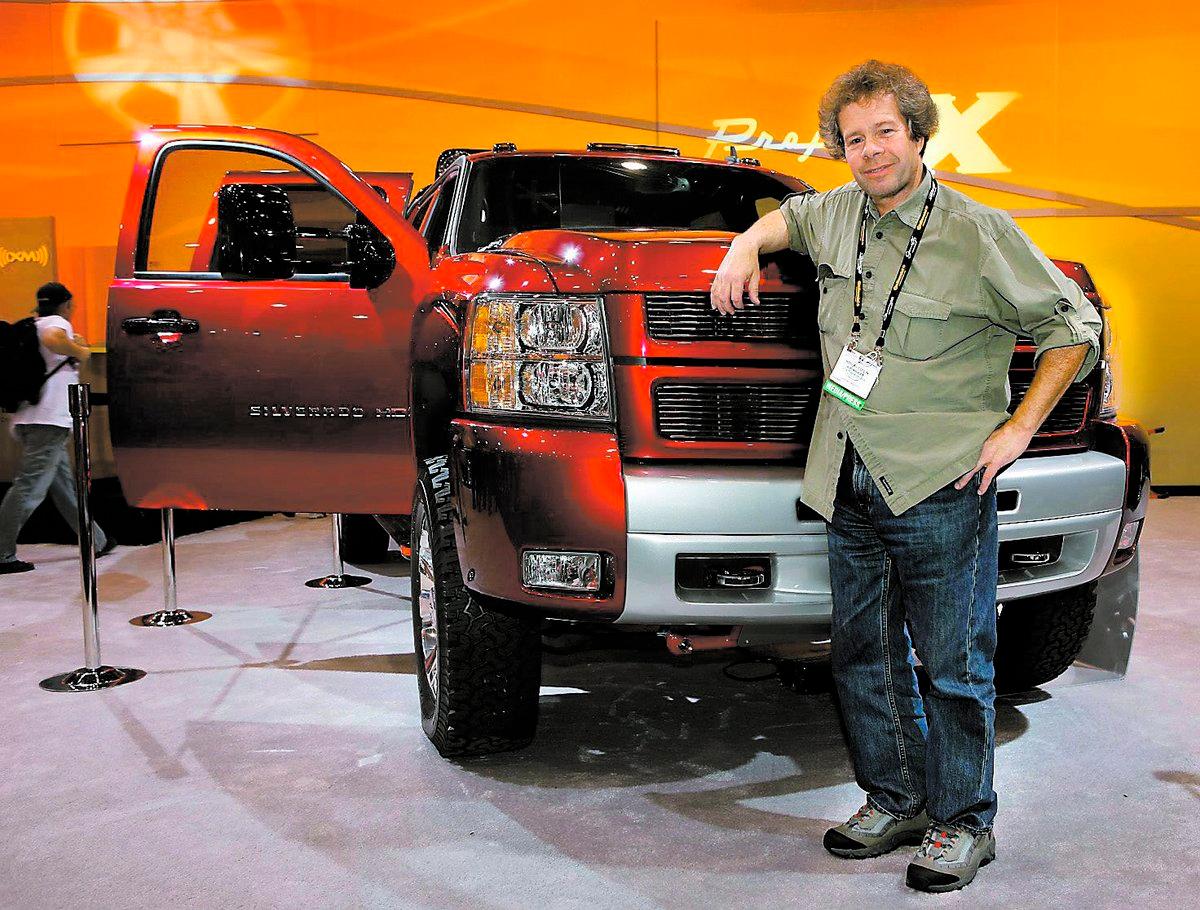 Stor, större – och störst En pickup kan tydligen aldrig bli för vräkig. Aftonbladets Robert Collin lutar sig mot Chevrolet Silveradon med det lämpliga namnet Big Red. Jätten har en 6,6 liters diesel och lär snart vara i produktion.