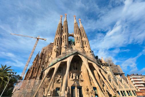 3. La Sagrada Familia, Barcelona Värderas till 783 miljarder. Ritades av Antoni Gaudí, började byggas 1882 men är långt ifrån färdig.