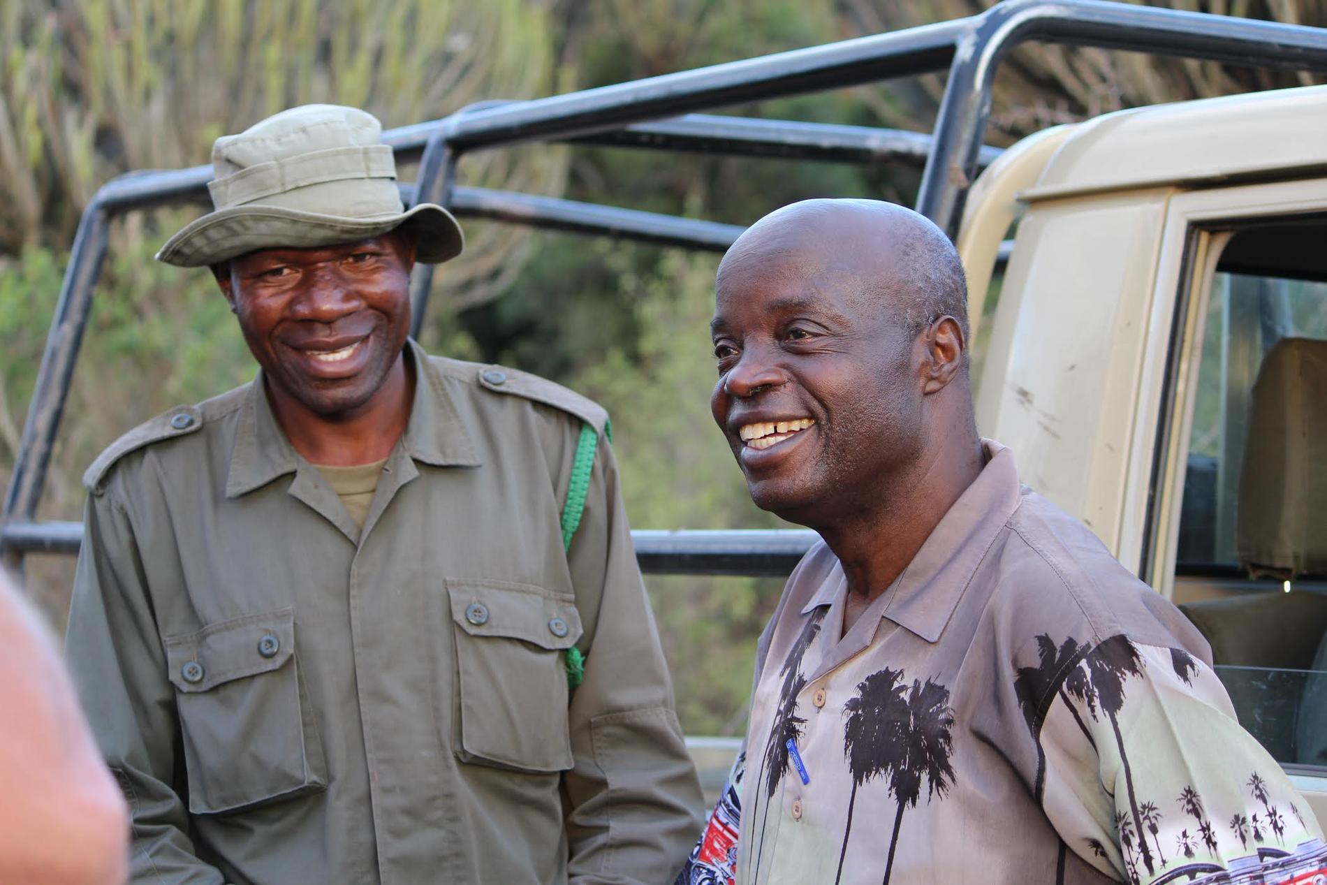 Asukile Kajuni, till höger, har jobbat hela sitt liv med att  skydda de vilda djuren. Nu driver han projekt för att få parkvakter och lokalbefolkning att samarbeta smart i jakten mot tjuvjägare. 