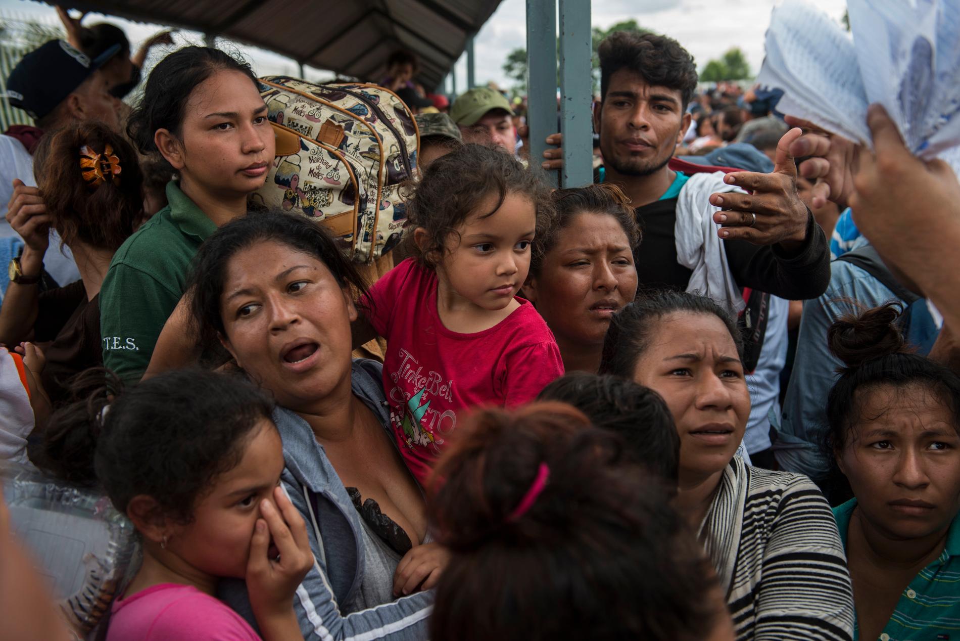 Migranter vid gränsen mot Mexiko.
