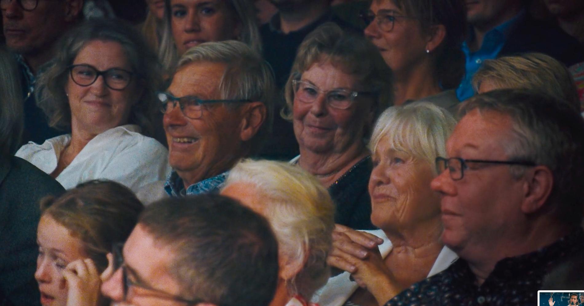 Benjamin Ingrosso hyllar mormor Christina Schollin och morfar Hans Wahlgren – som inte kan hålla tårarna tillbaka. 