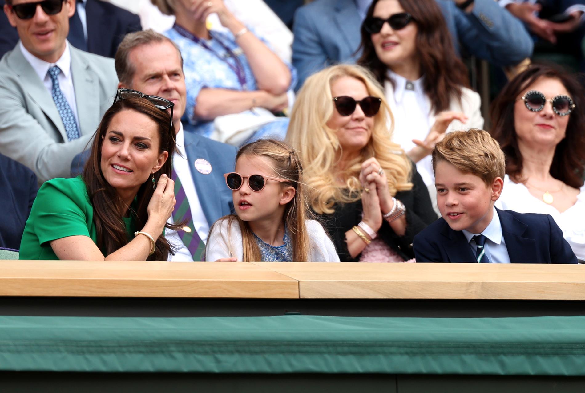 Prinsessan Kate, prins Charlotte och prins George.