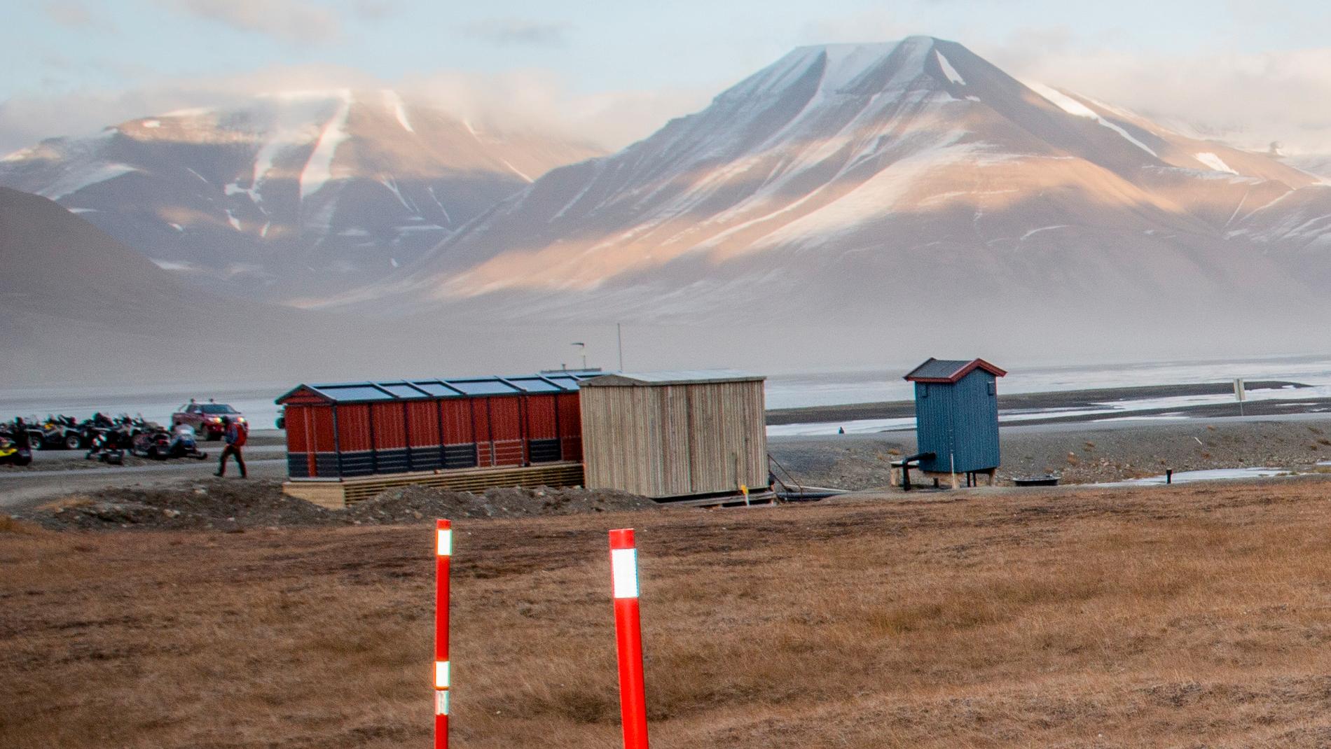 En mätplats för temperaturen i Longyearbyen. Bild från förra året.