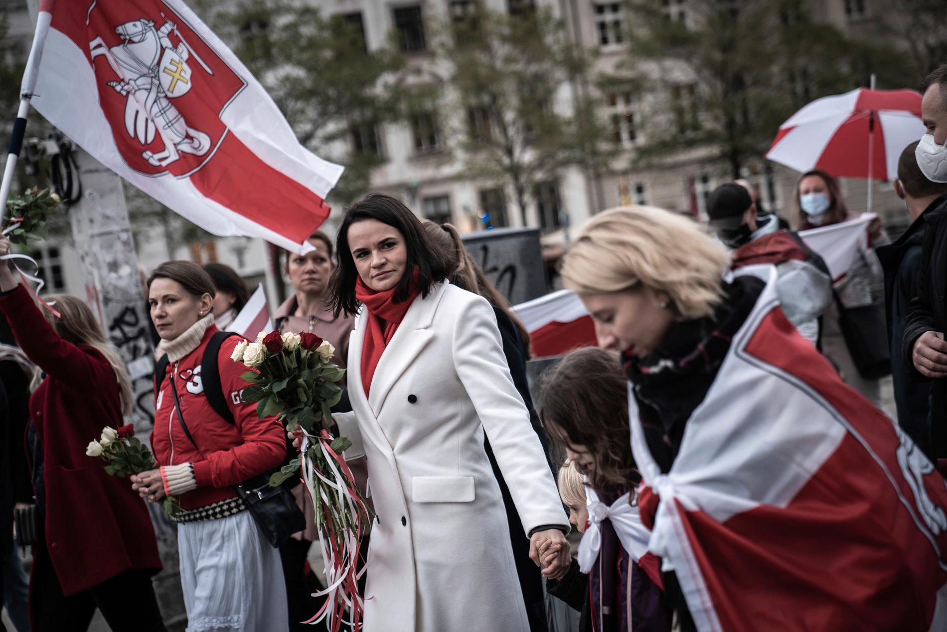 Svetlana Tichanovskaja, i mitten, under en demonstration i Köpenhamn den 23 oktober 2020. Arkivbild.