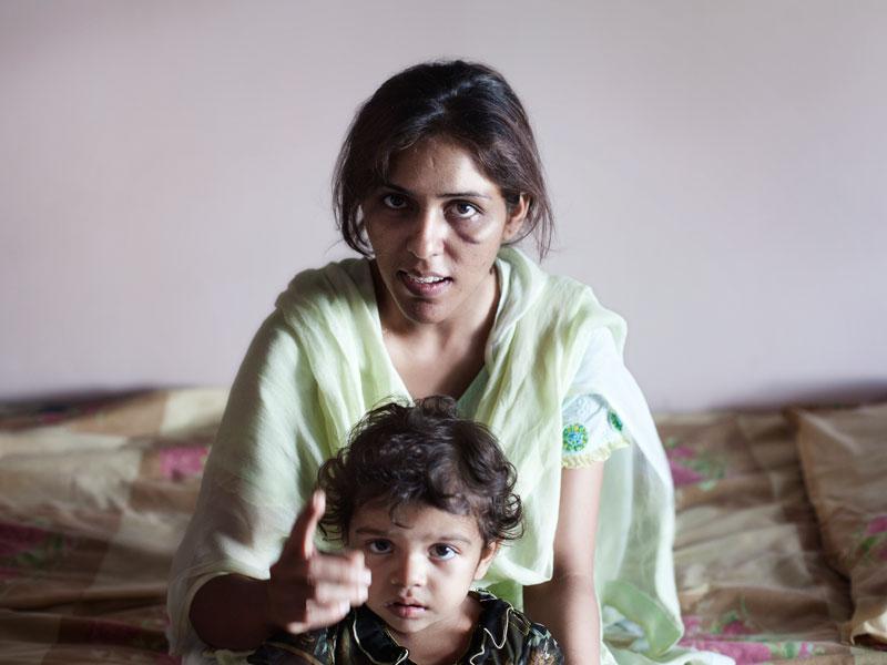 FICK NOG Akhtar misshandlades av sin make, sin äldste son, sin svåger och svägerska. Nu har hon sökt skydd hos en kvinnorjour.
