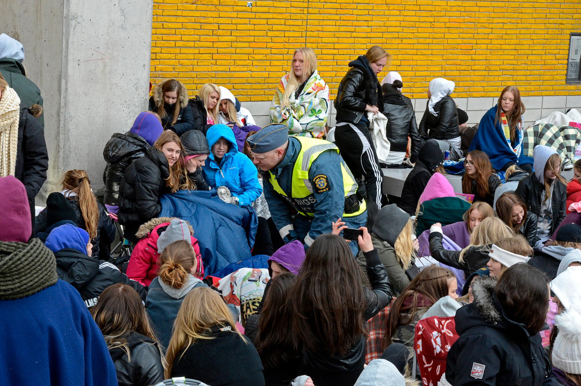 Ordningsvakter höll koll på Bieber-fansen som parkerat sig utanför Globen tidigt på måndagsmorgonen.