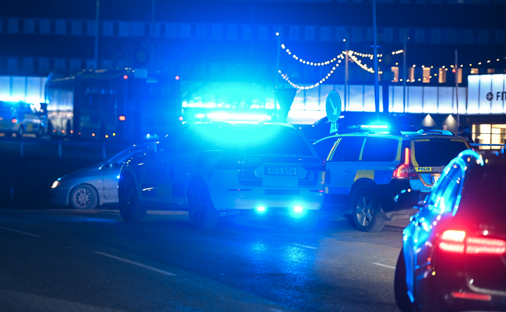 Flera polispatruller och polishelikopter deltar i en stor insats efter skottlossningen vid Fittja centrum. 