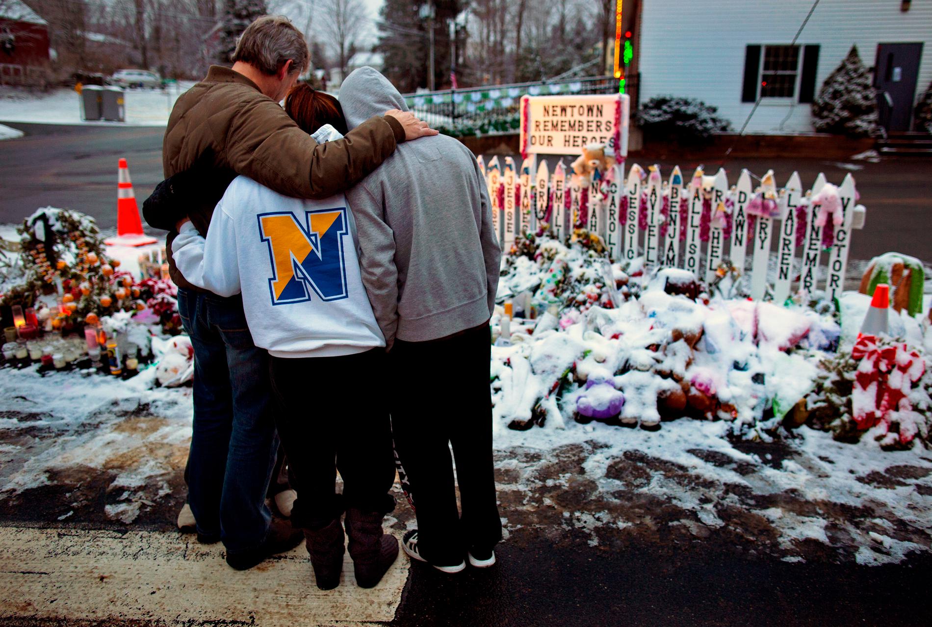 Anhöriga till barn som dödades i Sandy Hook-massakern i Newtown 2012. Arkivbild.