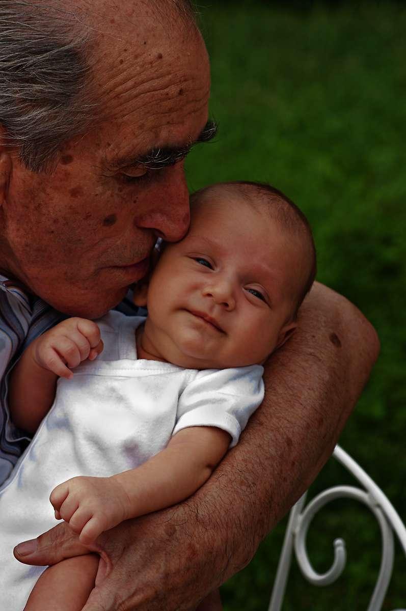 Får barn allt senare i livet I dag firar vi miljoner pappor, oavsett ålder. Men faktum är att svenska förstagångspappor blir allt äldre. Snittåldern ligger på 31 och Sveriges äldsta nyblivna far är 80.