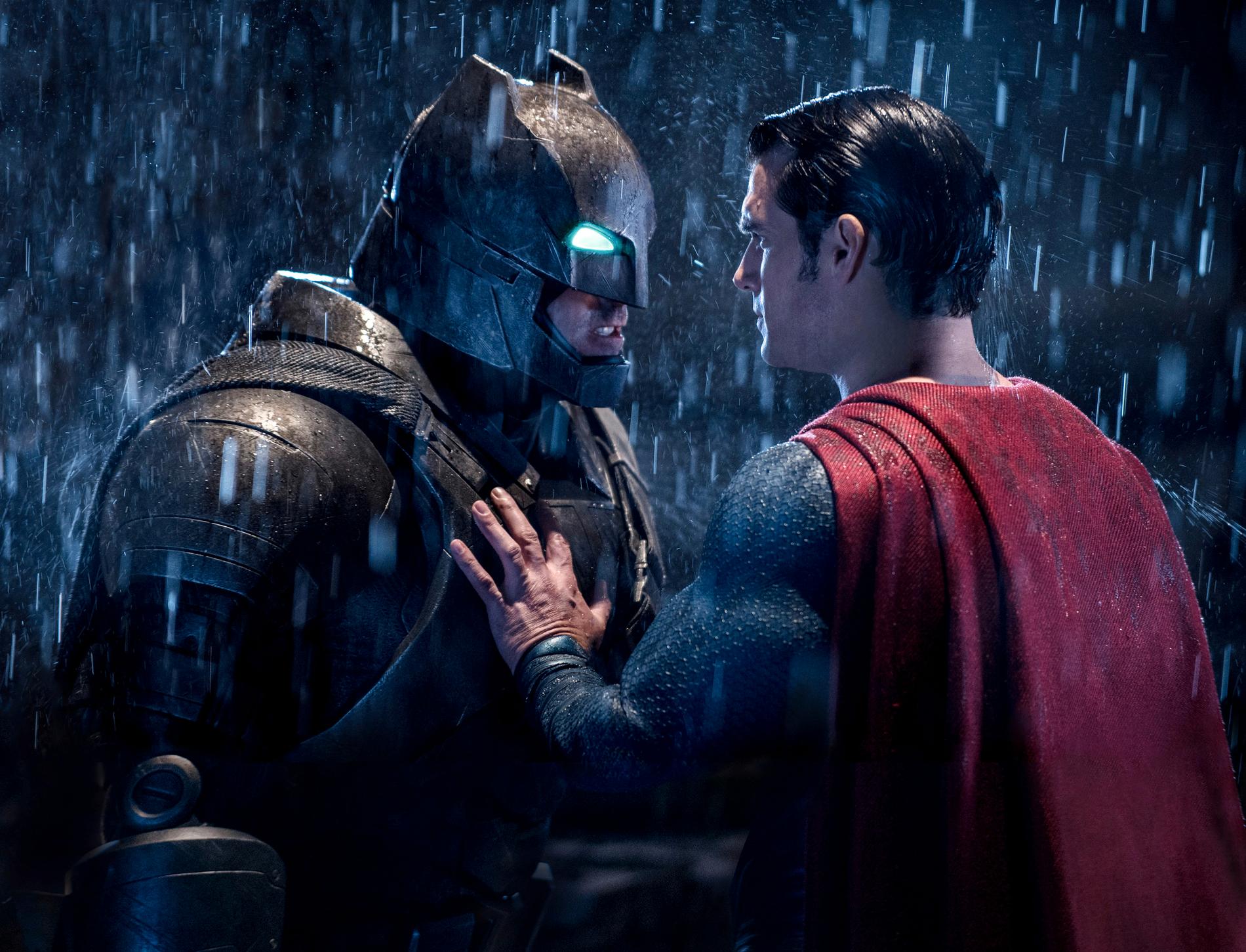 Ben Affleck, left och Henry Cavill i "Batman v Superman: Dawn of justice". Pressbild.