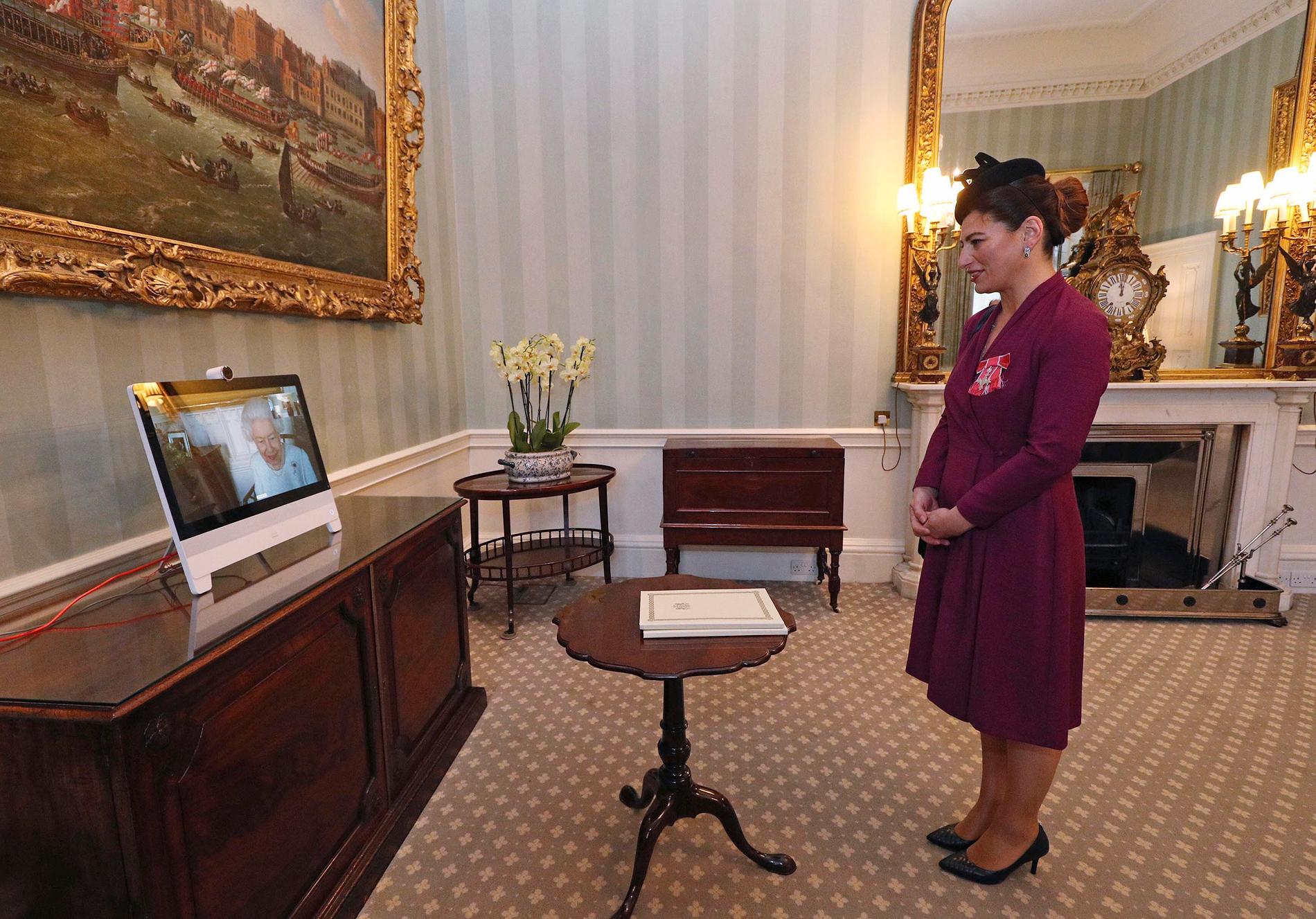 Georgiens ambassadör Sophie Katsarava hälsar på drottningen. 