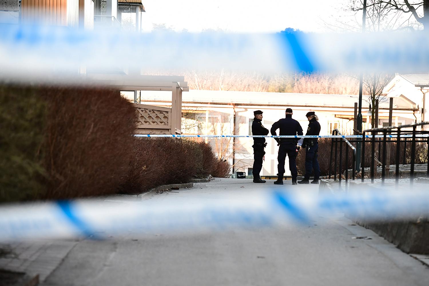 Poliser på plats efter skottlossningen i Sätra.