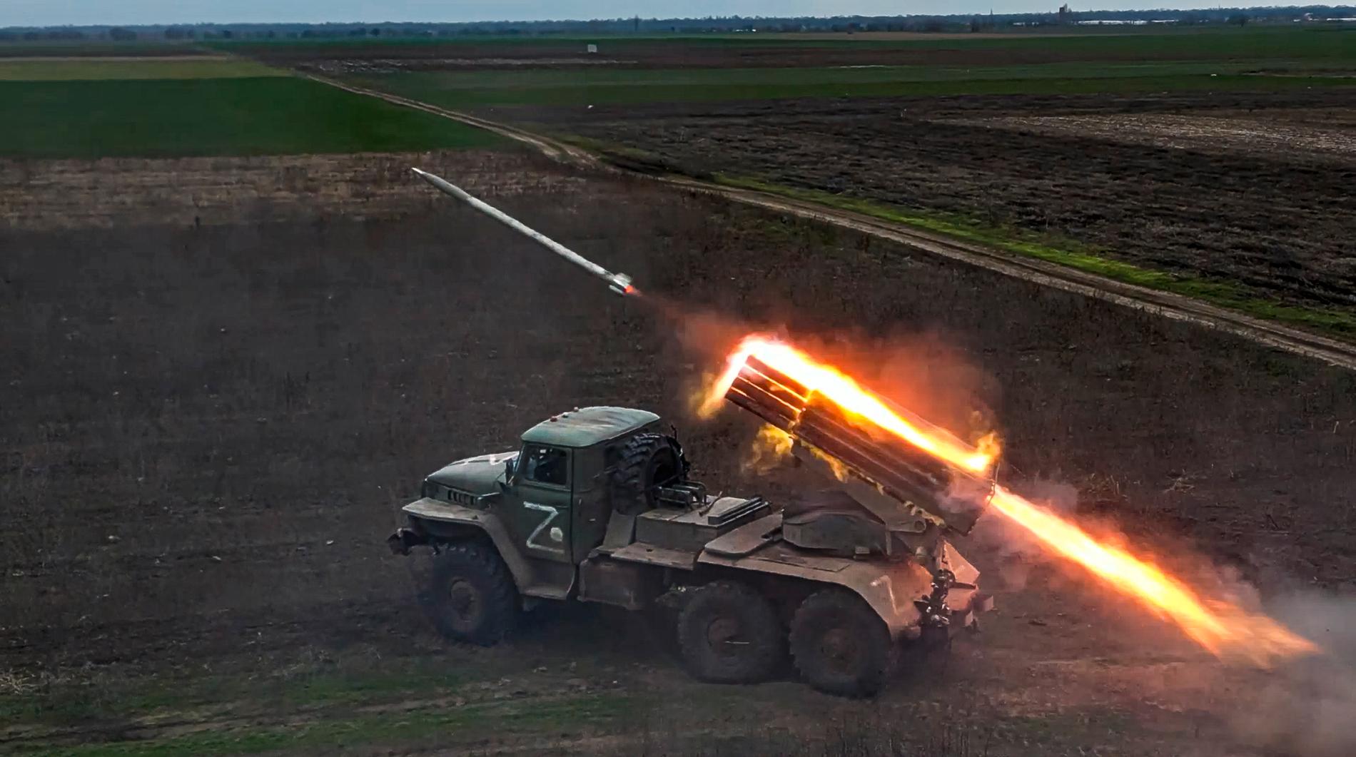 Bilden ska enligt det ryska försvarsministeriet, som har släppt bilden, visa när en rysk raket skjuts mot ukrainska styrkor.