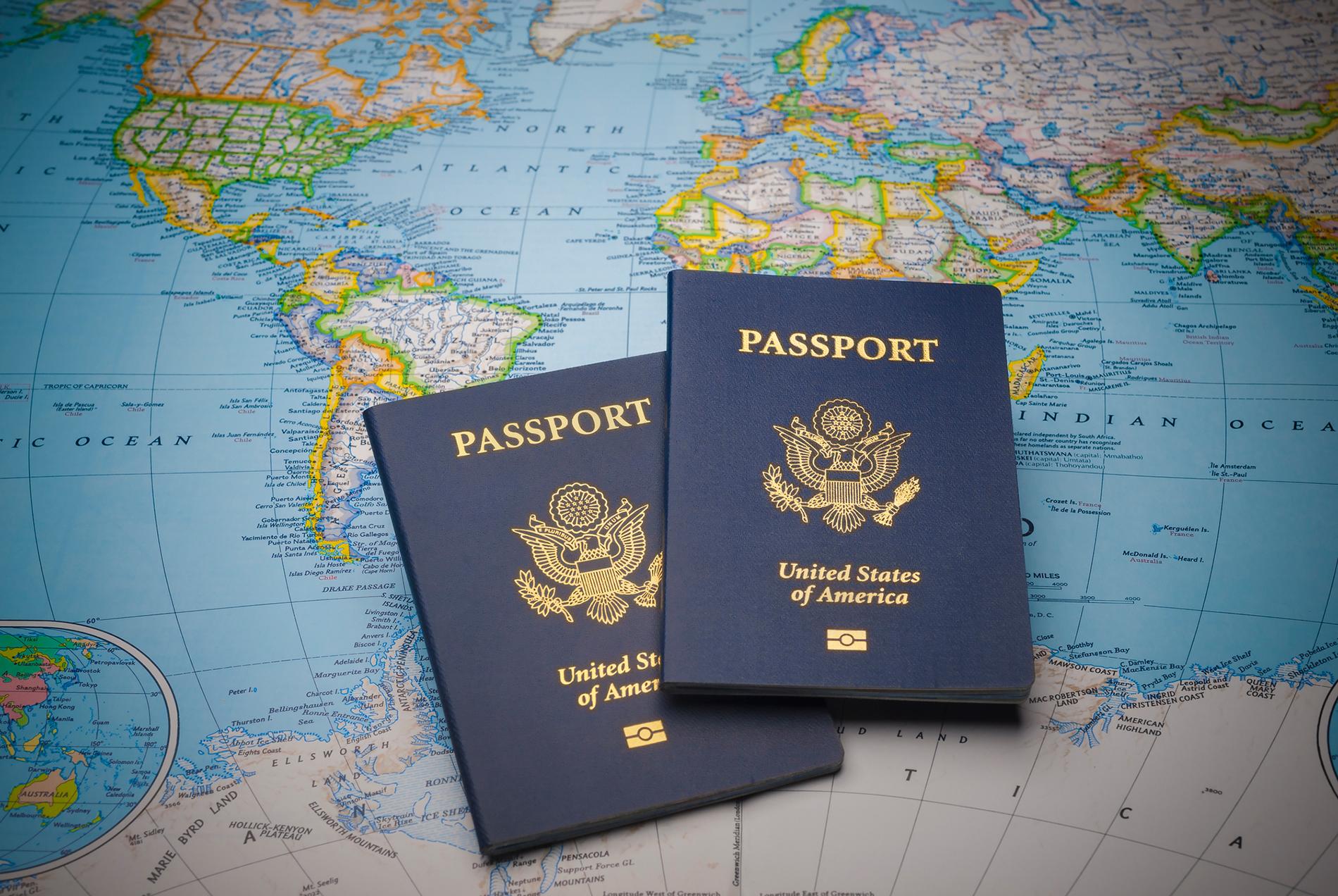 Sverige hamnar tvåa på listan över världens mäktigaste pass. Undersökningen visar hur många länder man kan åka till – utan att behöva ansöka om visum.