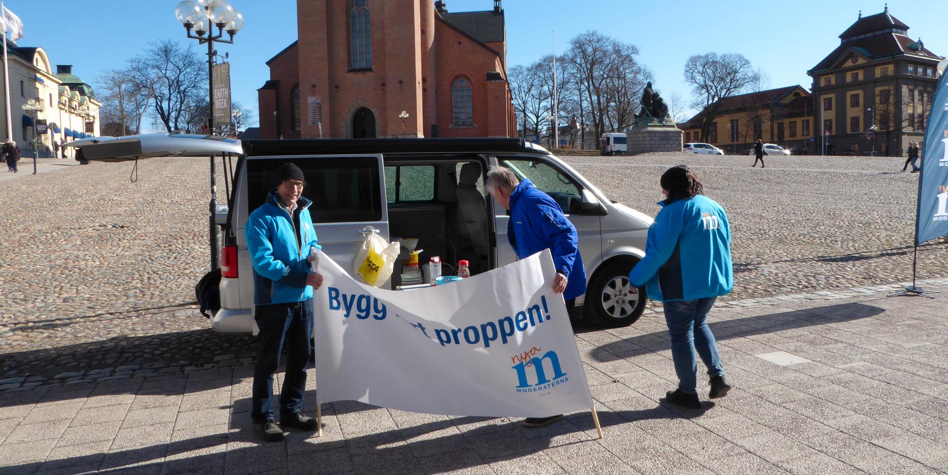 Moderaterna Leif Öskog, Helena Lindström och Göte Tronshagen värvar röster inför söndagens omval i Falun.