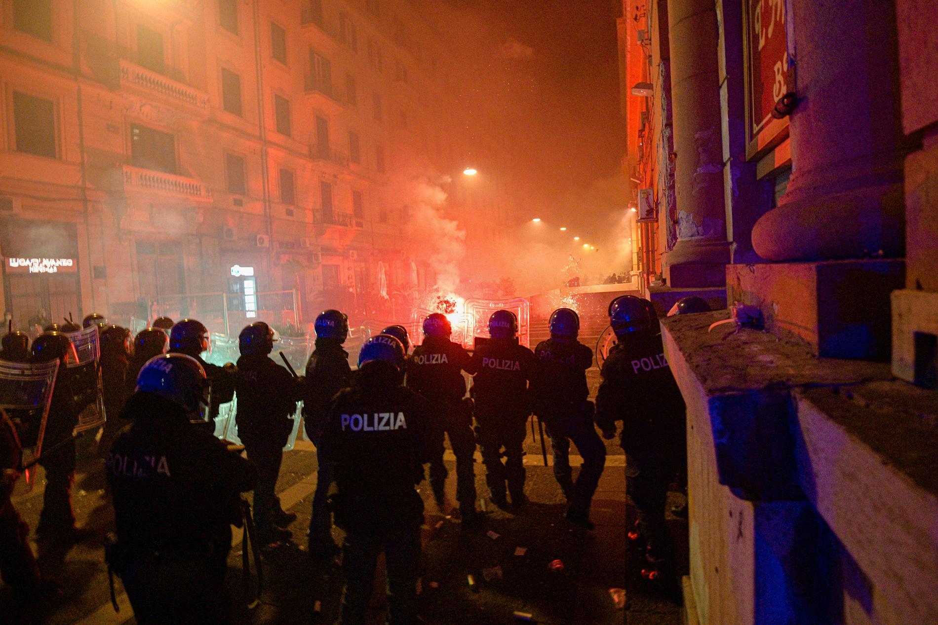 Hundratals demonstranter protesterade i Neapel i fredags mot utegångsförbudet som införts i staden. Arkivbild.