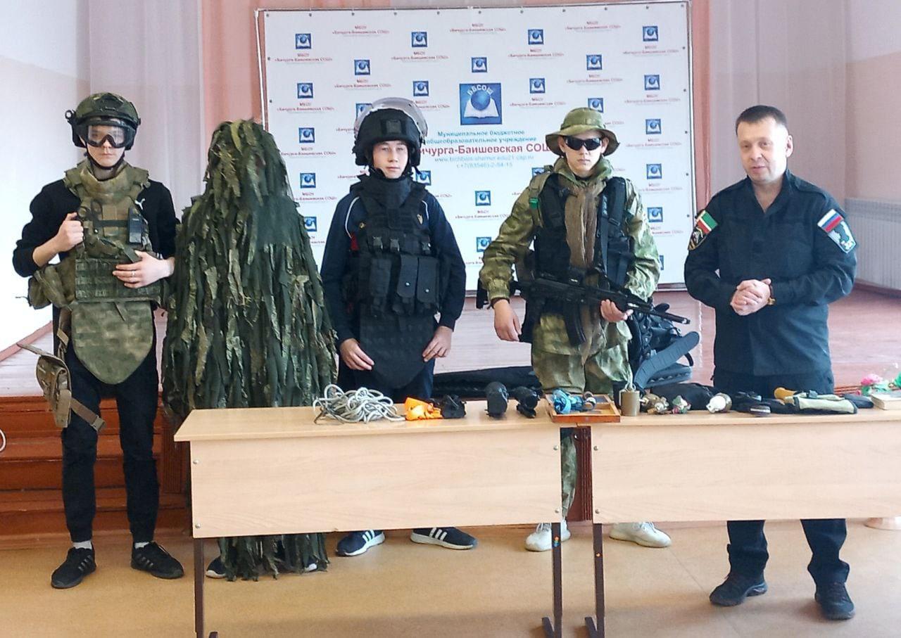 Soldaten Sergej Golitsyn med kamouflage- och stridsutrustade elever.