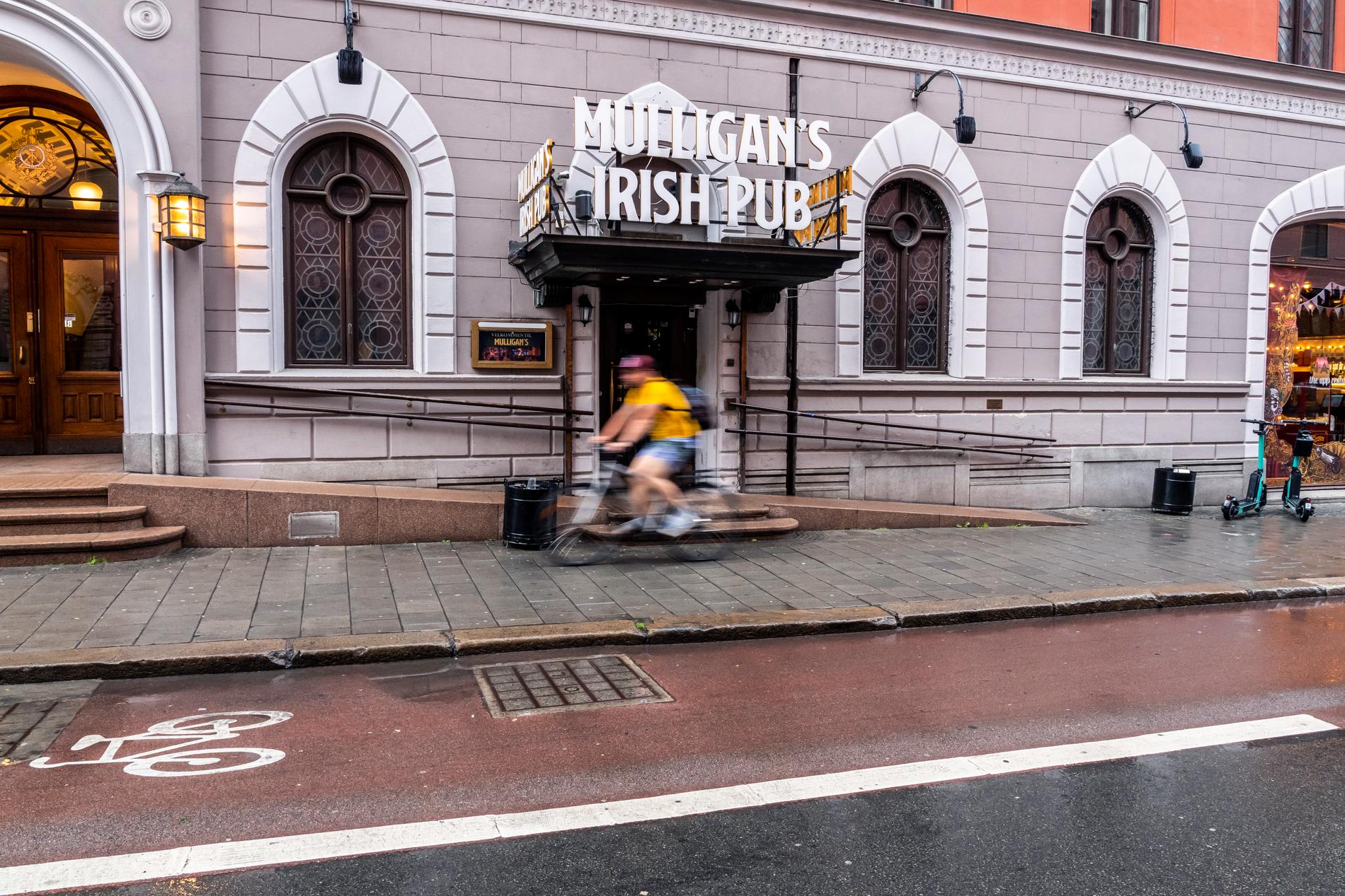 Här utanför Mulligans Irish Pub på Kristian IV s gate 4 övermannades gärningspersonen av allmänheten. Kort därefter greps han på platsen.