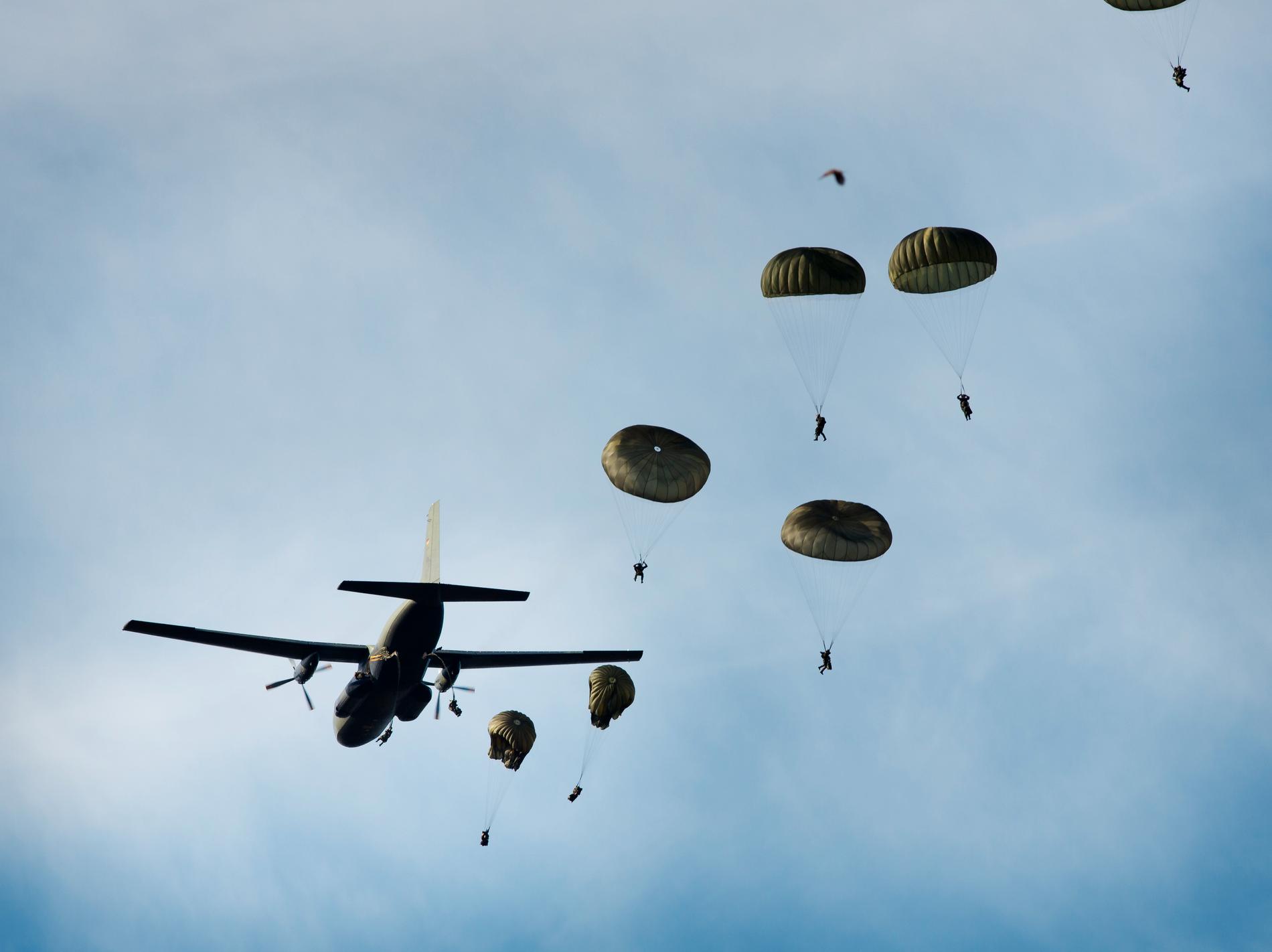 Tyska luftburna 26:e brigaden landsätter fallskärmstrupper på Gotland, under övningen Northern Coasts 2013. Blir det polacker som hoppar nästa gång?