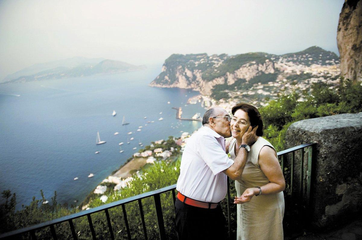 världens vackraste plats De Martino Gaetano, 77, och hans hustru Clelia Savastano, 69, har varit gifta i 41 år – men kärleken spirar fortfarande. ”Det är så romantiskt här”, säger han.