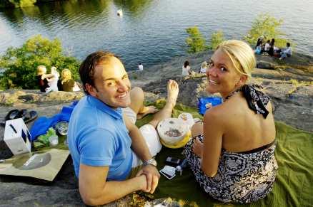 värmebölja Nu börjar sommaren! säger Frank Ingers och njuter av solen tillsammans med Caroline Huss på klipporna vid Fredhäll i Stockholm. Och enligt SMHI kan de hoppas på sol till sillen i midsommar.