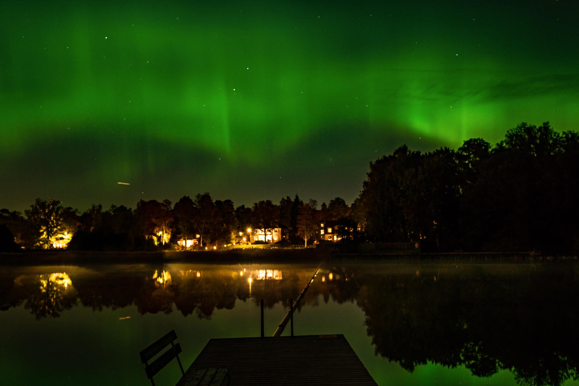 Aurora borealis över Danderyd, Ösbysjön. Fotograferat av Zoltan Kurhejja.