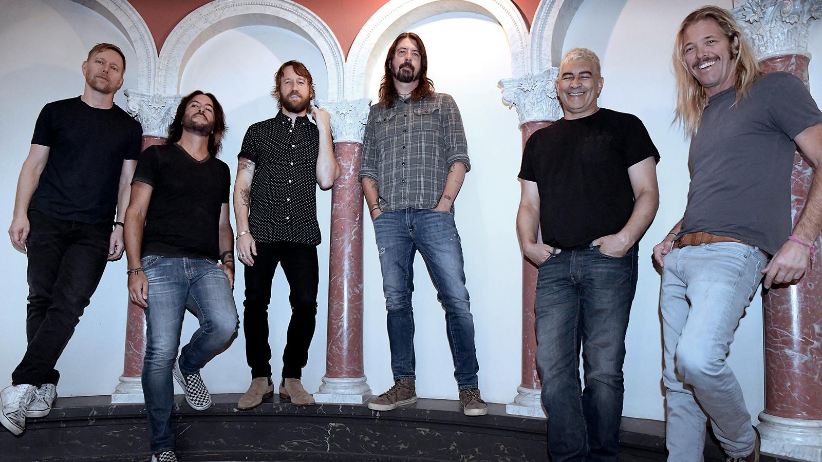 Foo Fighters, från vänster Nate Mendel, Rami Jaffee, Chris Shiflett  Dave Grohl, Pat Smear och Taylor Hawkins.
