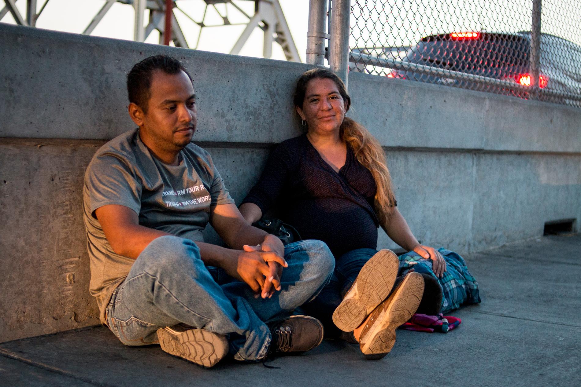 Ana Paz Rodriguez är gravid i sjätte månaden och har rest från San Pedro Sula, Honduras till gränsstaden Matamoros tillsammans med sin femårige son Hassan Bustillo Paz får att ansöka om asyl i USA. Hon väntar vid gränsövergången tillsammans med andra migranter.