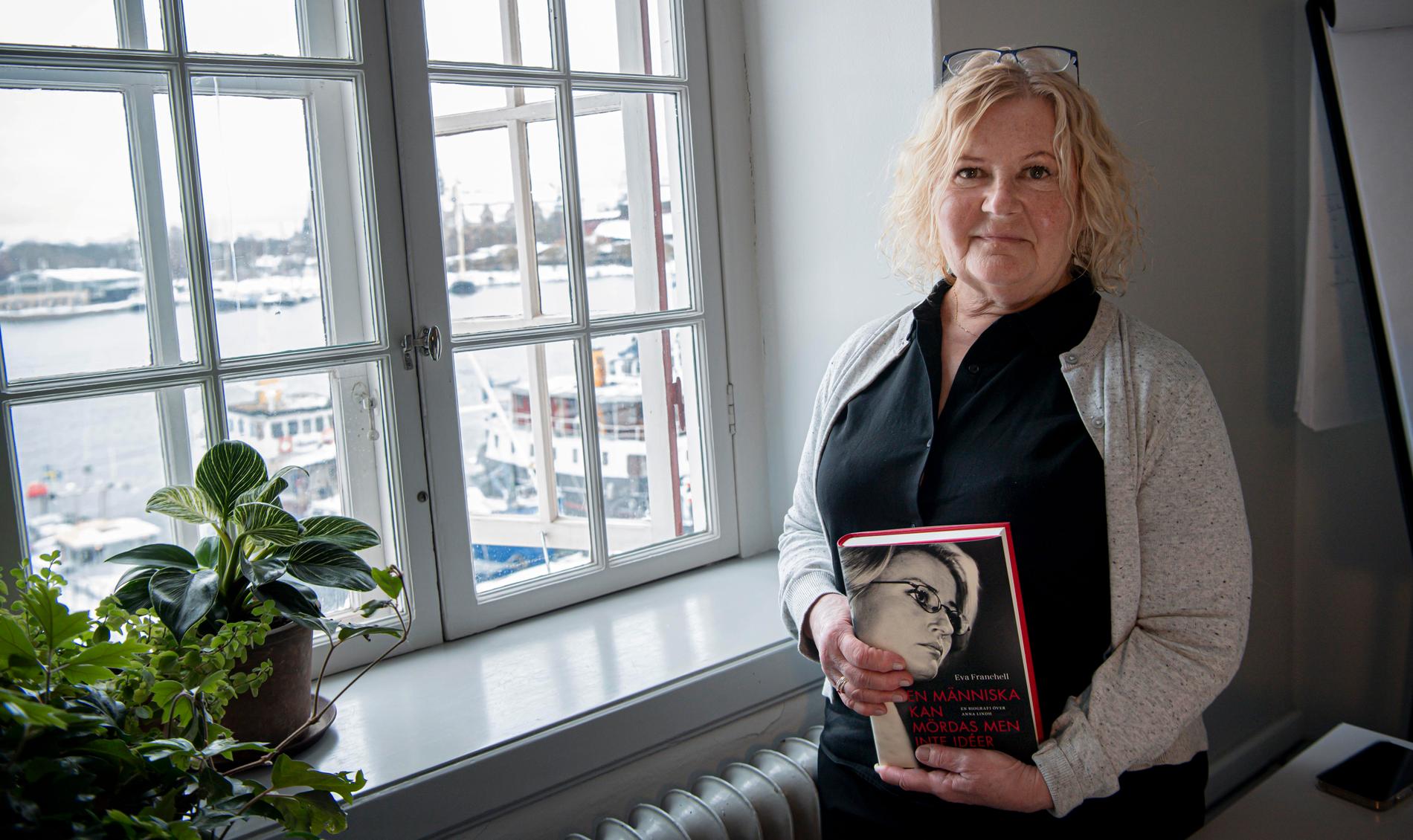 Eva Franchell med sin nya bok om Anna Lindh.