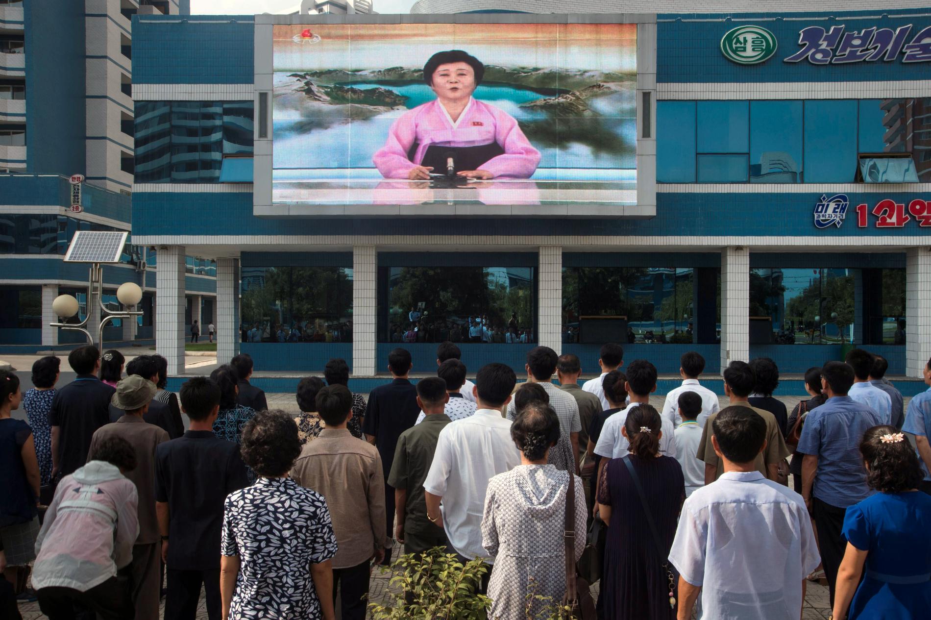 Människor i Nordkoreas huvudstad reagerar på nyheten om landets kärnvapenprov. 