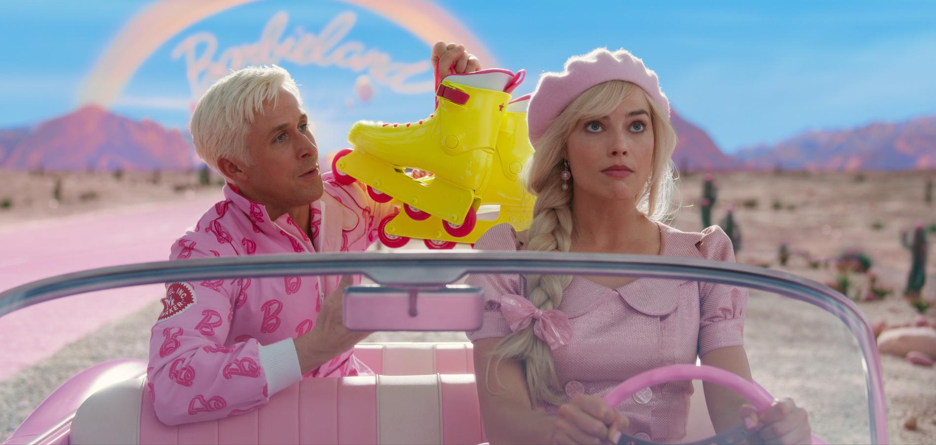 Ken (Ryan Gosling) och Barbie (Margot Robbie) räddade filmsommaren i juli. Pressbild.