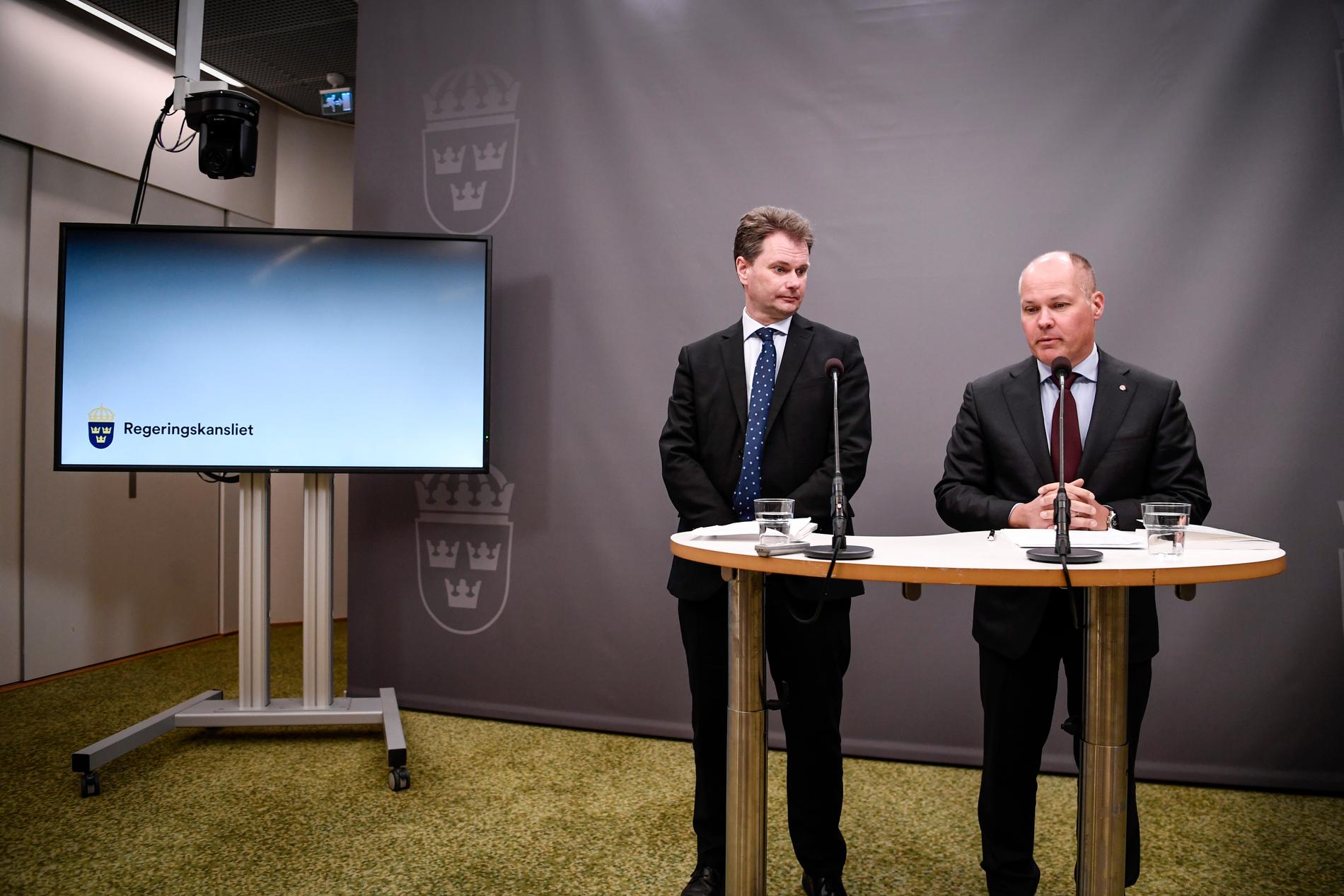 Den särskilde utredaren Johan Sjöö lämnar över utredningen om kameraövervakning till justitie- och migrationsminister Morgan Johansson (S).