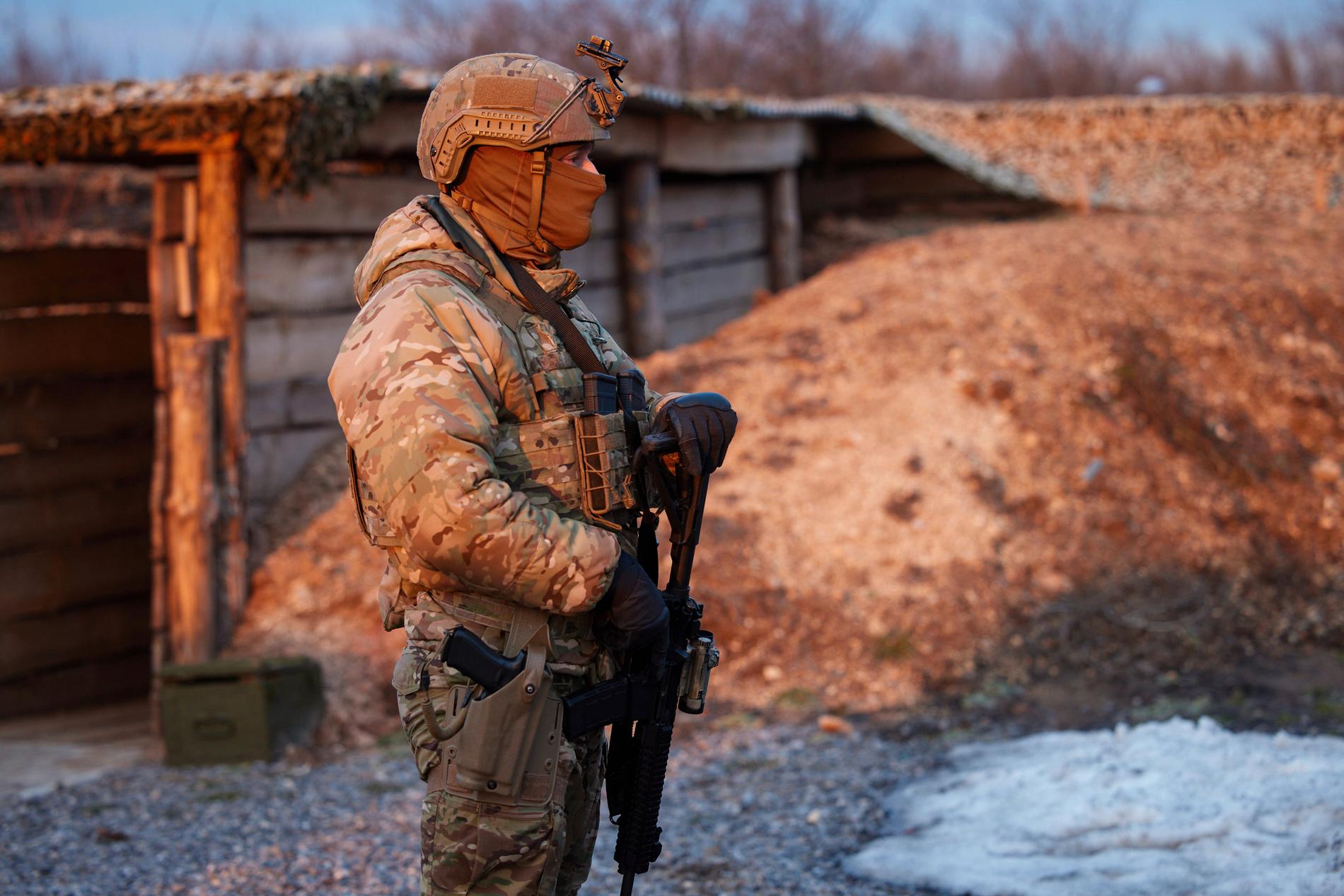 En ukrainsk soldat vid frontlinjen i Donetsk-regionen i östra Ukraina. Nu har president Putin beordrat ryska trupper att gå över gränsen. 