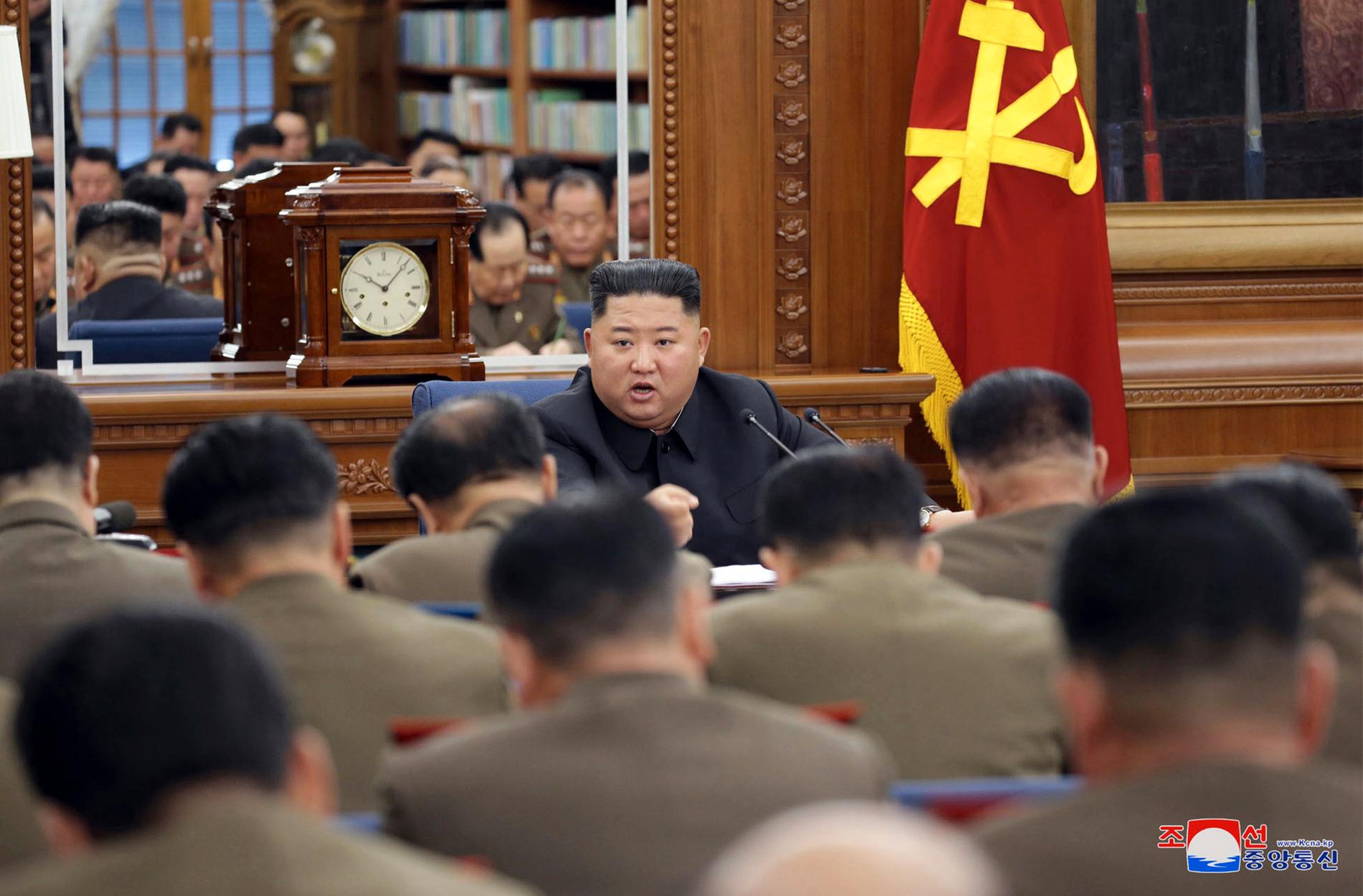 Nordkoreas ledare Kim Jong Un håller partimöte. Bilden släptes av den statliga nyhetsbyrån KCNApå söndage