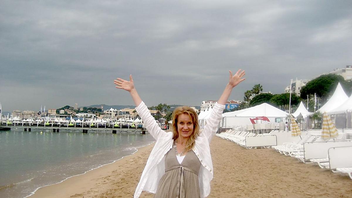 Tyson.blixt- besök Maria Lundqvist gör ett snabbstopp i Cannes där hon är aktuell för rollen – som sig själv i filmen ”De ofrivilliga”.